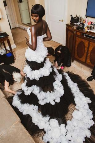 Adut Akech w kreacji Carolina Herrera na The Met Gala