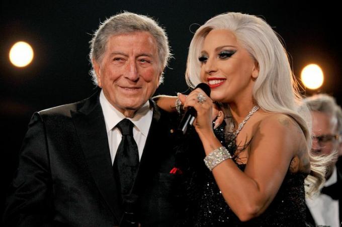 Lady Gaga (R) és Tony Bennett fellép a színpadon az 57. éves GRAMMY-díjátadón