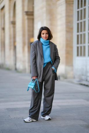 Alexandra Pereira trägt einen blauen Rollkragenpullover und einen grauen Anzug, eine Rollkragen-Outfit-Idee für Frauen im Jahr 2023.