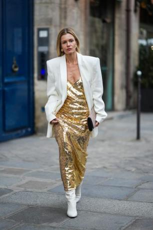 Elizabeth Sulcer nosí oversized sako přes zlaté flitrované šaty, nápad na sako, který by ženy měly vyzkoušet v roce 2023.