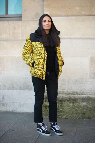 Žena v zářivě žluté bundě s potiskem geparda