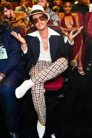 El estilo de los años 70 de Bruno Mars es una celebración del verano de Short-King