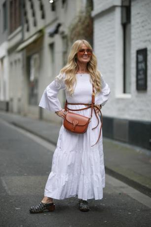 Une femme montre comment styliser une robe de sieste avec une ceinture.