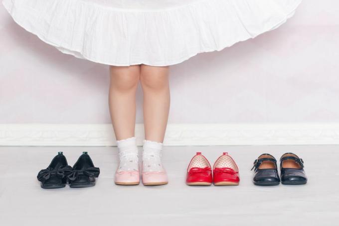 Assortiments de chaussettes et de chaussures pour enfants