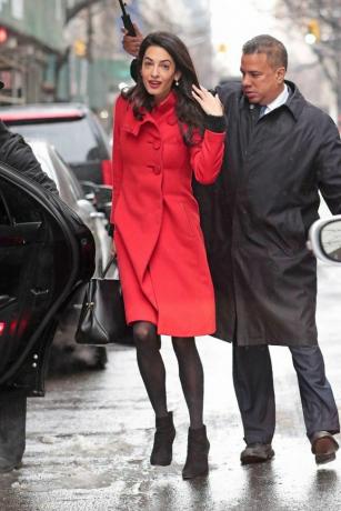 EXKLUZIVNĚ: Amal Alamuddin Clooney nosí červený kabát při procházení sněhové bouře v New Yorku