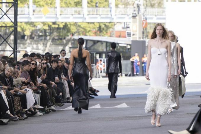 Una modelo camina por la pasarela durante el desfile de moda Chloe Ready to Wear SpringSummer 2024 como parte de la Semana de la Moda de París.