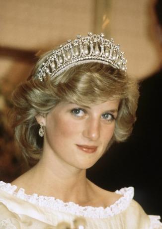 Prinses Diana draagt ​​een tiara