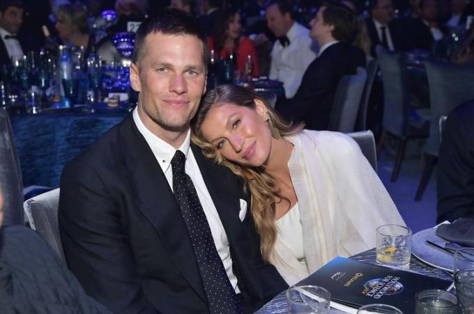 Gisele Bündchen rust hoofd op Tom Brady schouder UCLA Dinner