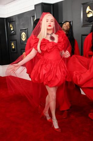 Svatební šaty Kim Petras na předávání cen Grammy 2023
