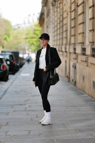 Diane Batoukina usa blazer preto, legging e tênis branco, uma ideia de blazer para as mulheres experimentarem em 2023.