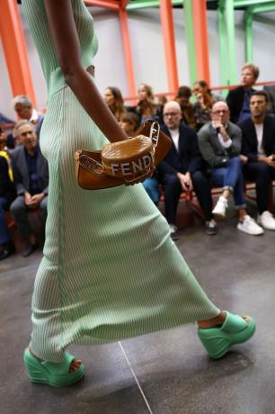 Модель в босоножках на танкетке и макси-юбке на показе Fendi SpringSummer 2023 во время Недели моды в Милане. 