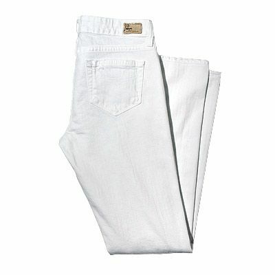 Bílé džíny ve střihu bot