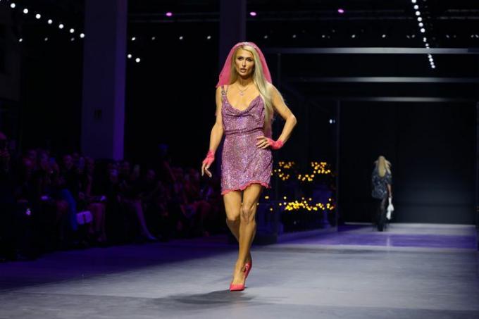 Rožnata mini obleka Paris Hilton za modno pisto Versace 2022