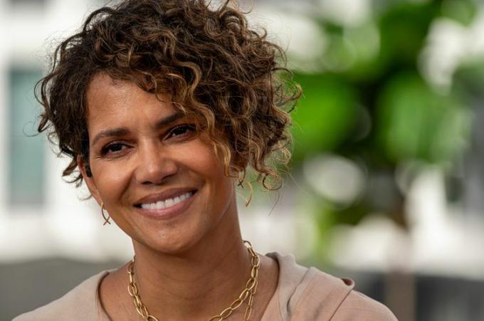 Halle Berry kefal şeklinde saç kesimiyle