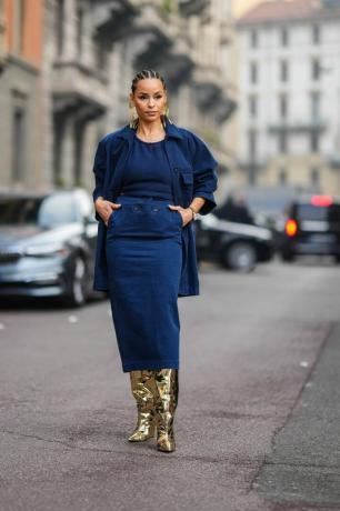 Žena na sobě plné džínové oblečení se zlatými botami