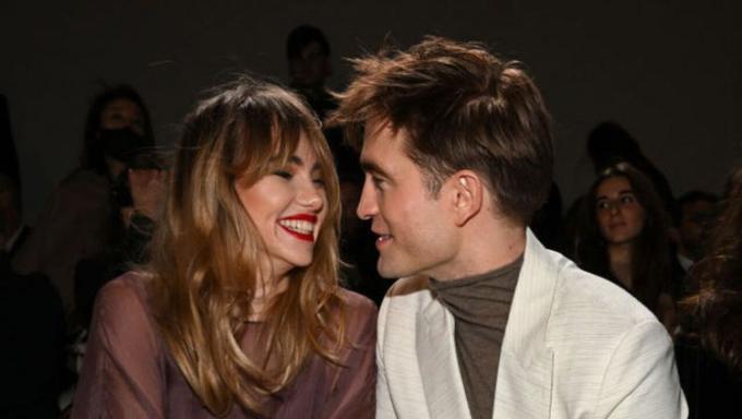 Suki Waterhouse azt mondja, megdöbbent, hogy még mindig kapcsolatban van Robert Pattinsonnal