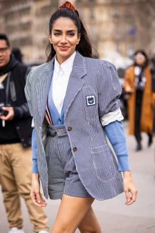 Jessica Kahawaty poartă un cardigan sub un blazer, o idee de ținută cardigan 2023 pentru femei.