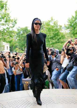 Camila Cabello csizmát és ruhát visel a Haute Couture FallWinter divathéten, amely a párizsi divathéten látható hírességek trendje.