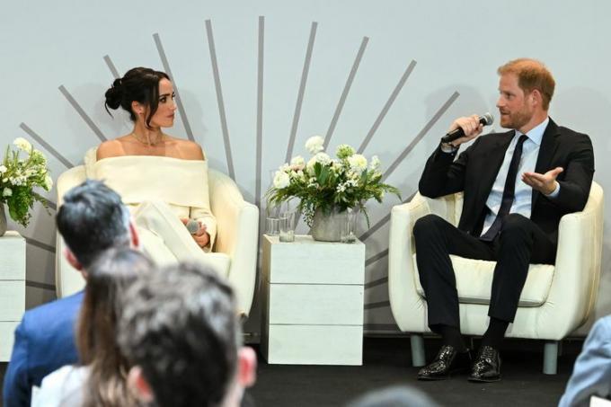 Meghan Markle Krémové sako a nohavice a princ Harry v nadácii Archewell Foundation Parentsâ Summit: Duševné zdravie v digitálnom veku počas festivalu Svetový deň duševného zdravia projektu Healthy Minds 2023