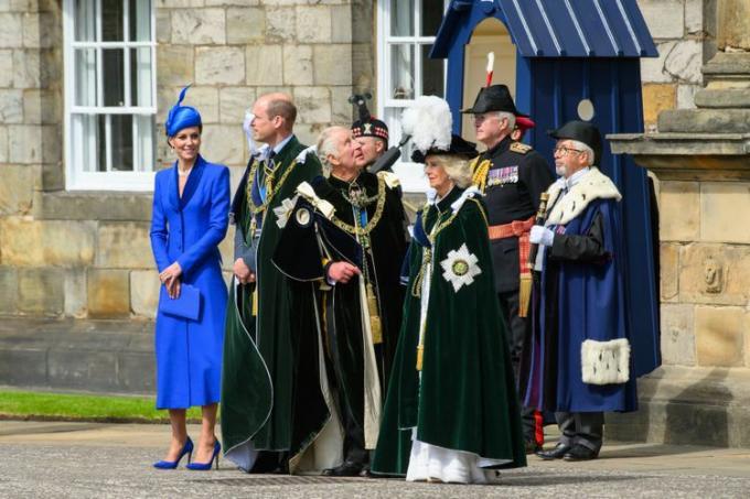 ウェールズ王子ウィリアム王子と、スコットランド滞在中にロスシー公爵夫妻として知られるウェールズ王女キャサリン妃、そしてチャールズ3世国王とカミラ王妃