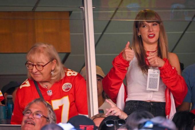 Donna Kelce, à gauche, mère de l'ailier rapproché des Chiefs Travis Kelce, a regardé le match avec la superstar de la pop Taylor Swift, 