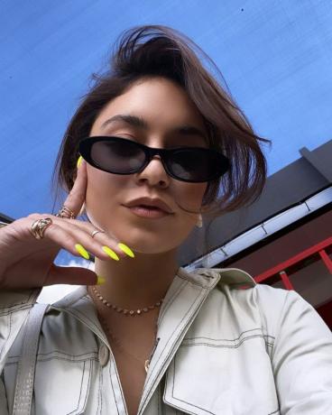 Vanessa Hudgens Manicure Amarela