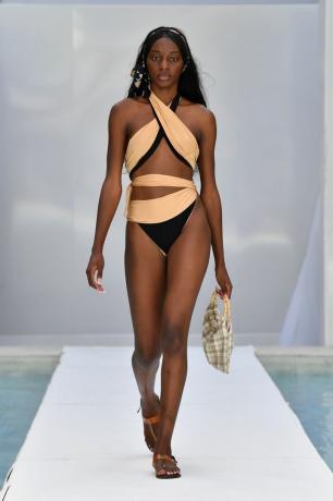 Egy nő colorblock fürdőruhát visel a Miami Swim héten