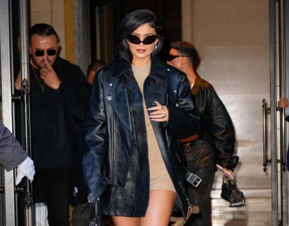 Kylie Jenner Béžové šortky Velká kožená bunda Sluneční brýle Alien
