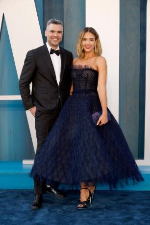 Jessica Alba és Cash Warren 2022-es Vanity Fair Oscar-buli