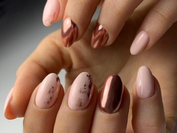 Ongles de vacances en or rose