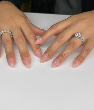 Ongles brillants à lèvres simples et simples