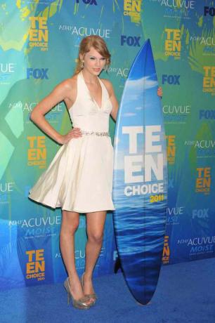 Taylor Swift ant raudonojo kilimo 2011 m. „Teen Choice Awards“ ceremonijoje