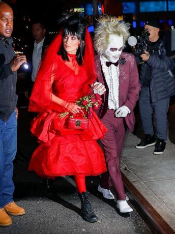 Bella Hadid și Weeknd în costume de Halloween „Beetlejuice”.