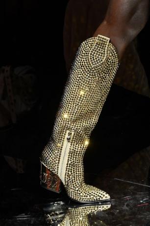Sepatu bot koboi berlian imitasi seperti yang terlihat di landasan pacu Philipp Plein.