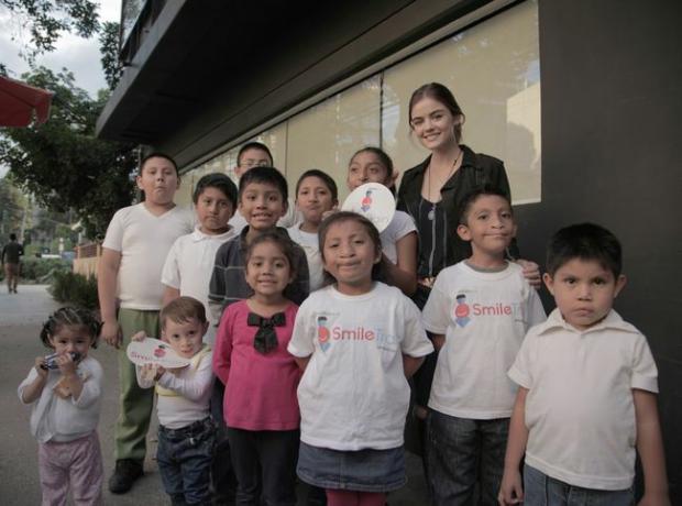 Hale incontra un coro a fessura di Smile Train a Città del Messico