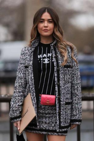 파올라 알베르디(Paola Alberdi)는 벨트백을 착용해 스커트 세트에 톡톡 튀는 컬러감을 더했다.