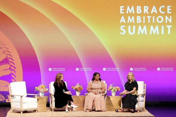 Julianne Moore, Monisha Henley a Tory Burch hovoří na jevišti na Embrace Ambition Summit 2022