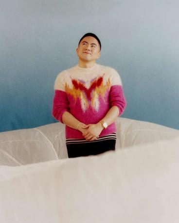 Этот парень: розовый свитер Bowen Yang