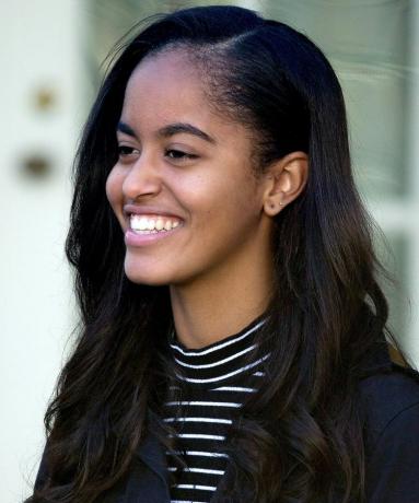 WASHINGTON, DC - 25 DE NOVEMBRO: Malia Obama, filha do presidente dos EUA, Barack Obama, participa de a cerimônia de perdão do peru no Rose Garden na Casa Branca em 25 de novembro de 2015 em Washington, DC. Numa tradição que remonta a 1947, o presidente