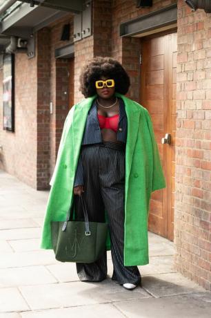 Stephanie Yeboah nosí bralette crop top s pohodlnými díly, jeden ze způsobů, jak nosit bralette crop top.