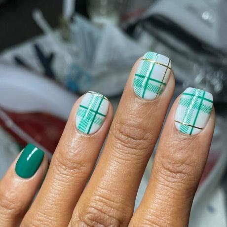 Mujer con una de las mejores uñas de otoño de 2023: cuadros