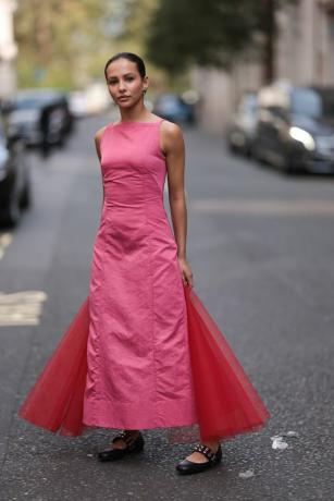 Francesca Hayward porte une robe rose avec du tulle rouge + une tenue d'invité au mariage