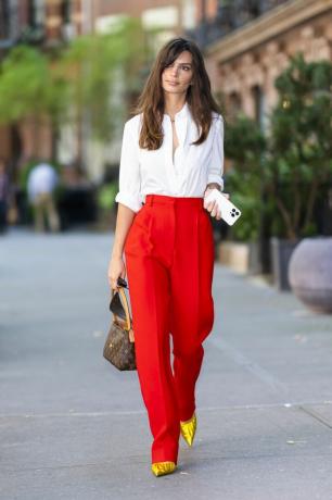 Emily Ratajkowski nosí červené kalhoty, jeden z nejlepších nápadů na street styl Emily Ratajkowski pro horké dívčí léto 2023. 