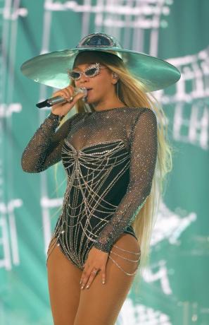 Beyoncé har på seg glitrende lange ermer i mesh, en sommertrend for sommeren 2023, mens hun opptrer på hennes renessanseturné