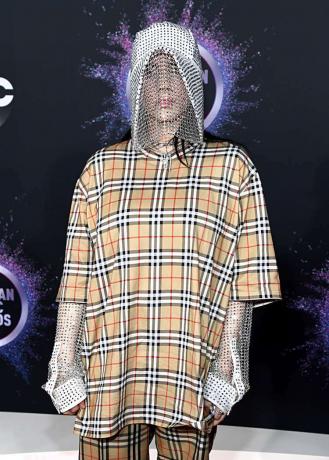 „Billie Eilish“ iš didelio „Burberry“ atskiria sidabrinės grandinėlės galvos apdangalą ir rankoves