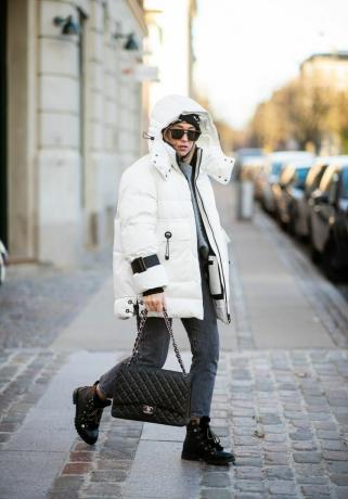Sonia Lyson mengenakan mantel parka down Zara oversized berwarna putih, gaya mantel yang patut dicoba di tahun 2023.