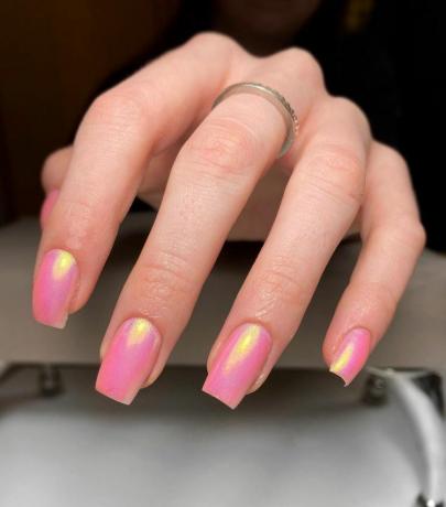 Идеи для ногтей с металлическим розовым оттенком, которые создают атмосферу барбикора