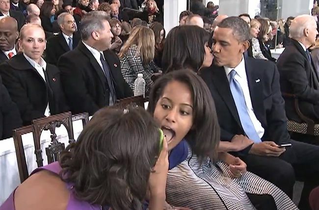 Malia Obama fotografeert haar ouders - Embed