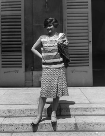Coco Chanel w sukni z obniżoną talią
