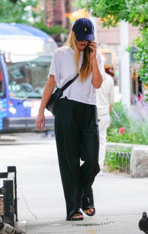 Дженнифер Лоуренс в белой футболке и черных брюках